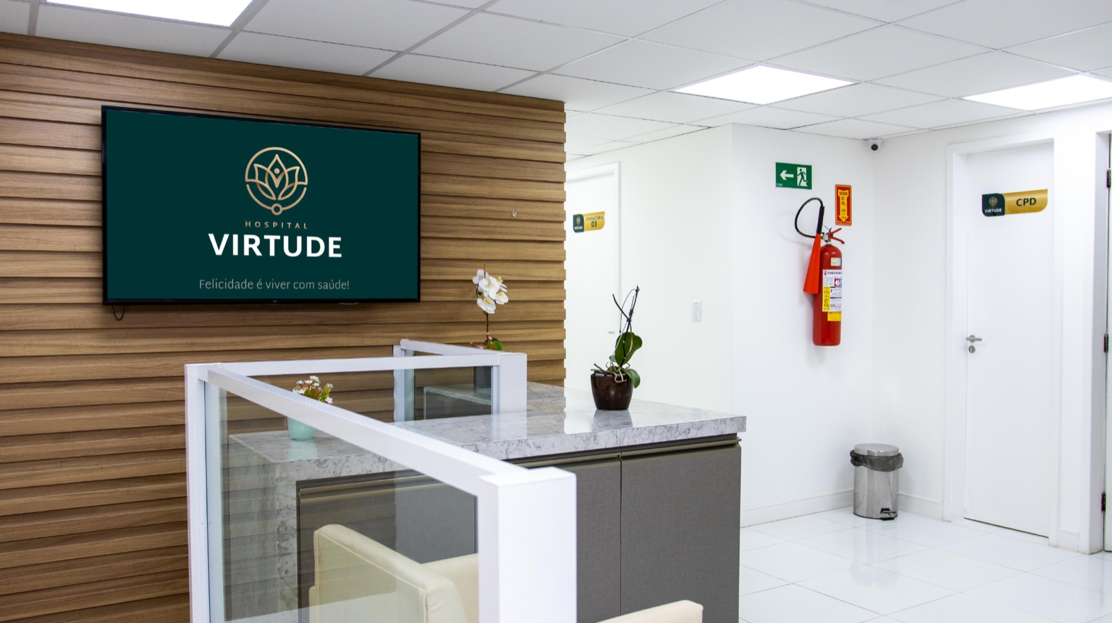 Recepção do Hospital Virtude, com a marca da instituição ao fundo